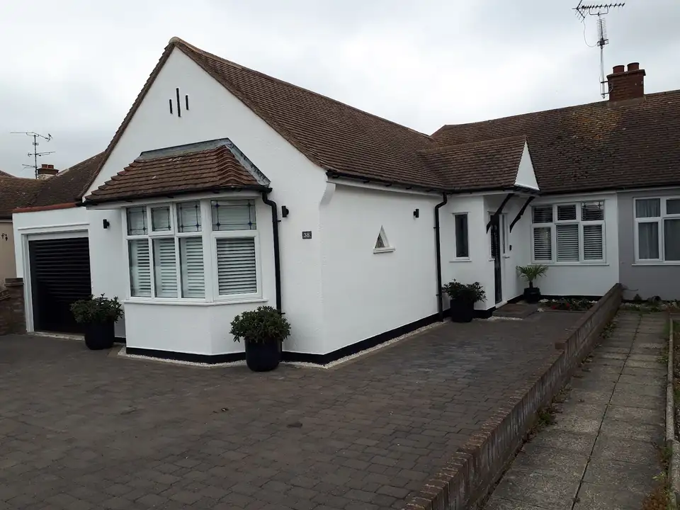 Bungalow in Southend-on-Sea with freshly painted white render and black trim, painted by KLW Decorating